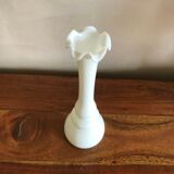 Pretty vintage vase in white opaline - soliflore height 22 cm