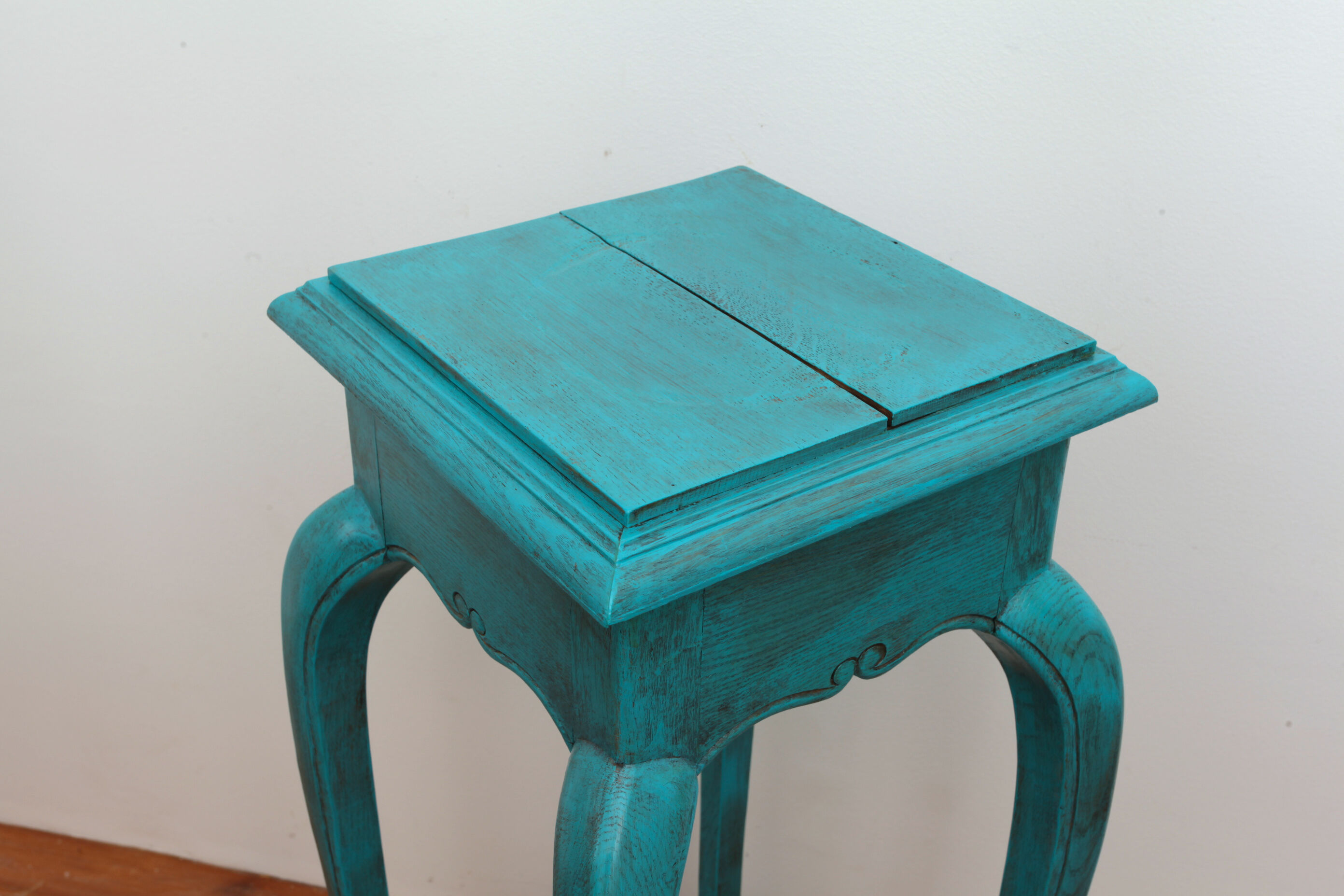 Large blue wood sellette