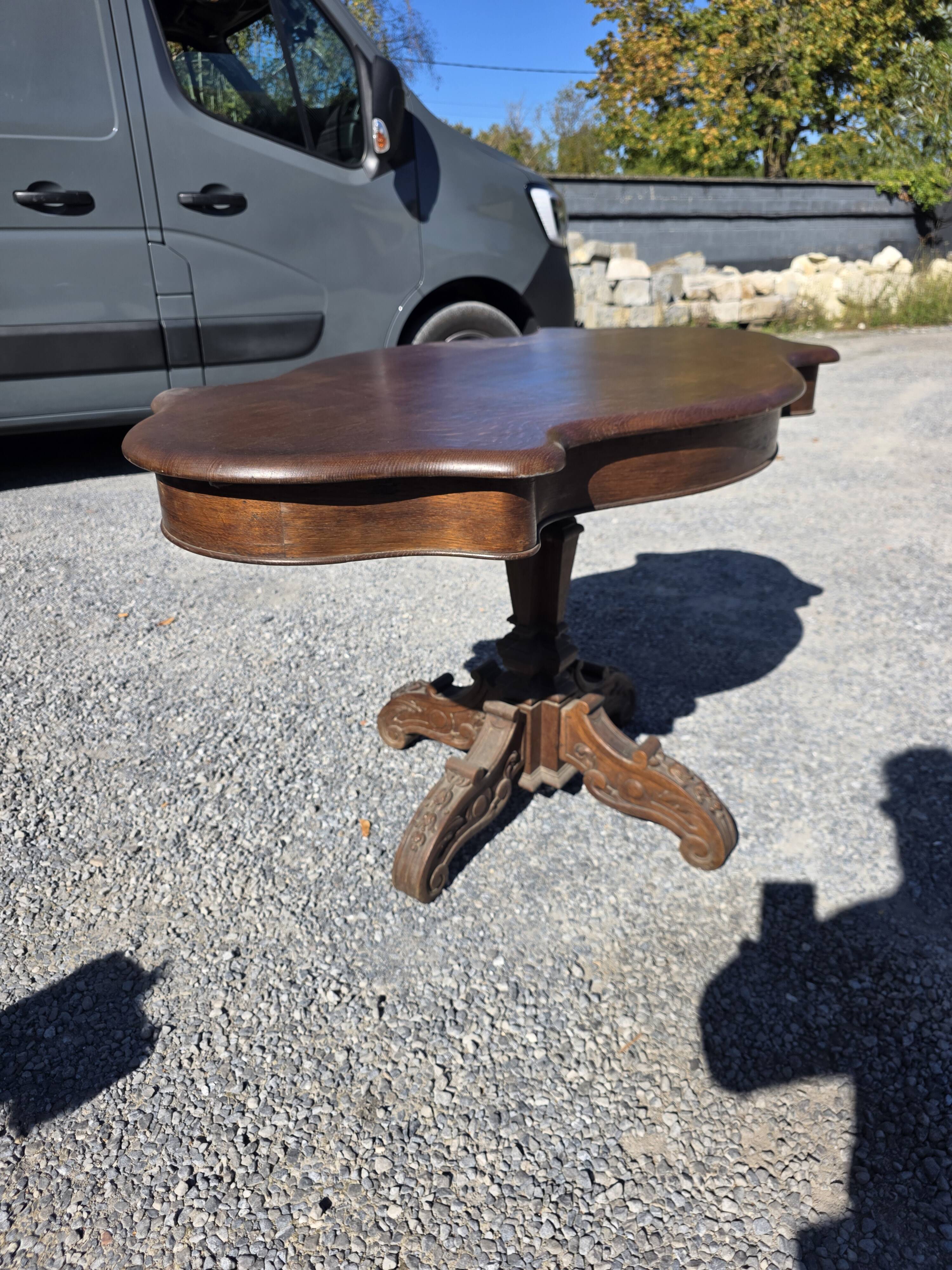 Antique round table in solid oak