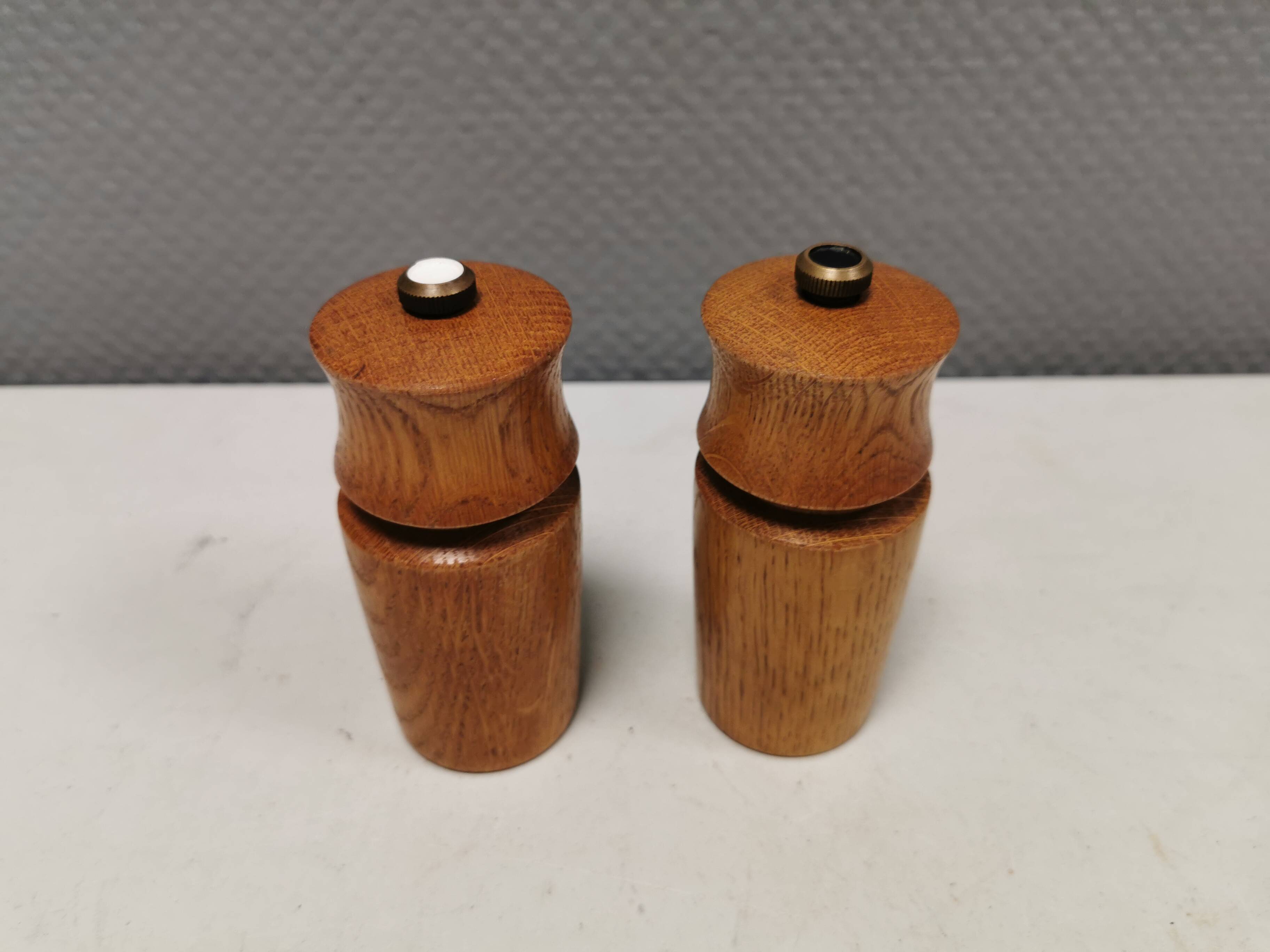 Moulins à sel et à poivre conçus par le designer danois Falle Uldall en chêne pour Dane Wood dans les années 1960.