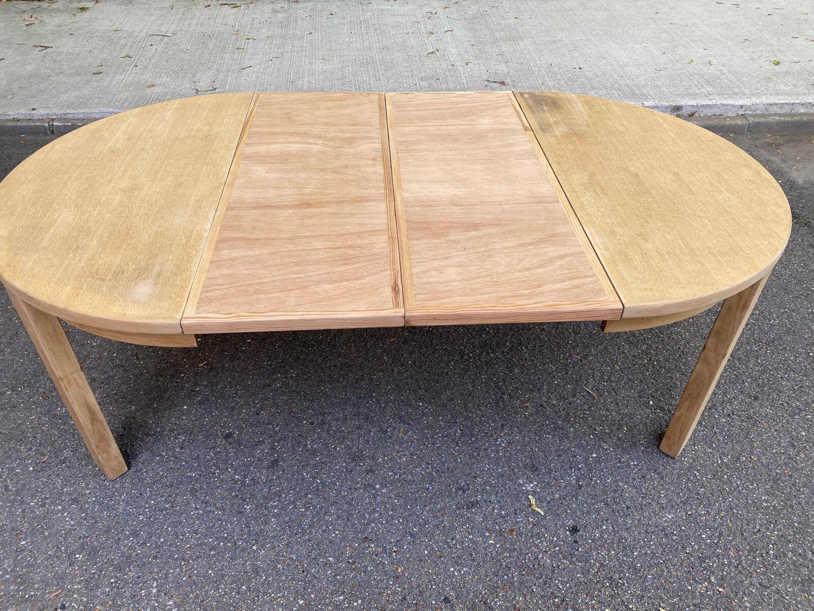 Table à manger scandinave ronde extensible décapée en chêne brut 1980