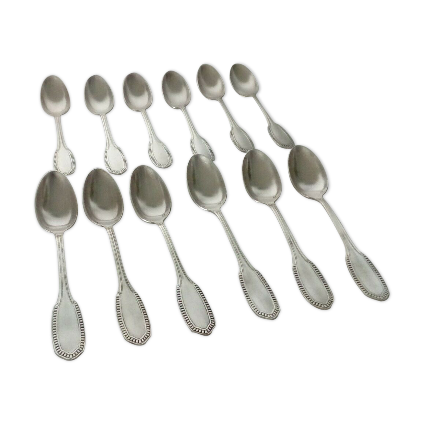 Set de 12 petites cuillères en métal argenté modèle perle et coquille