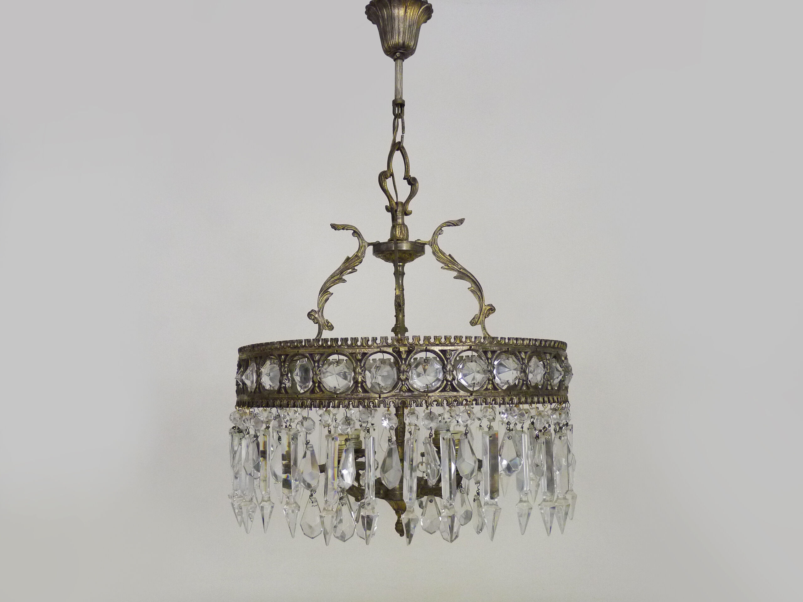 Old chandelier in bronze or silver brass, 4 lights, crystal grapevines. Year 60 70