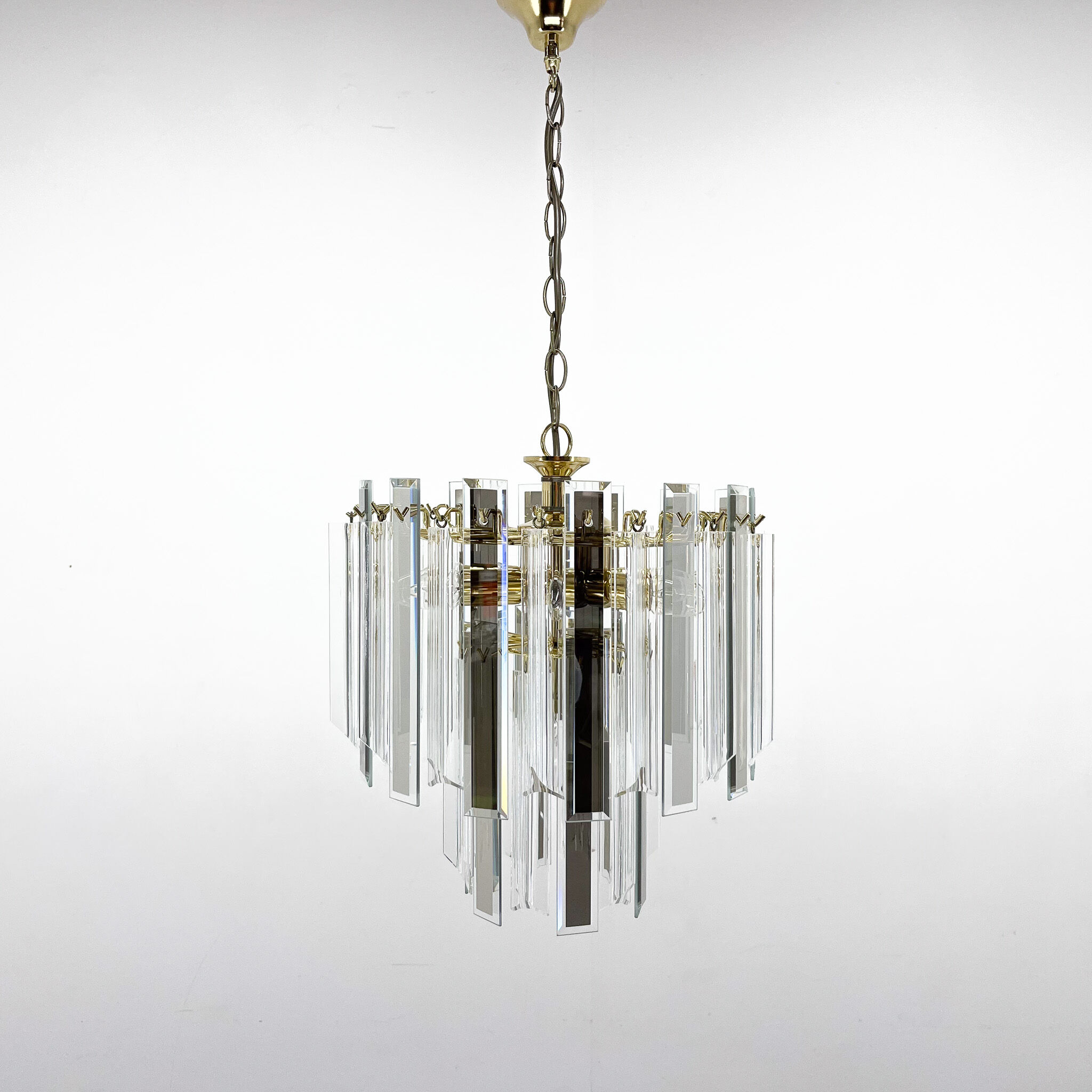 Lustre du milieu du siècle en laiton, verre et lucite, Autriche, années 1970
