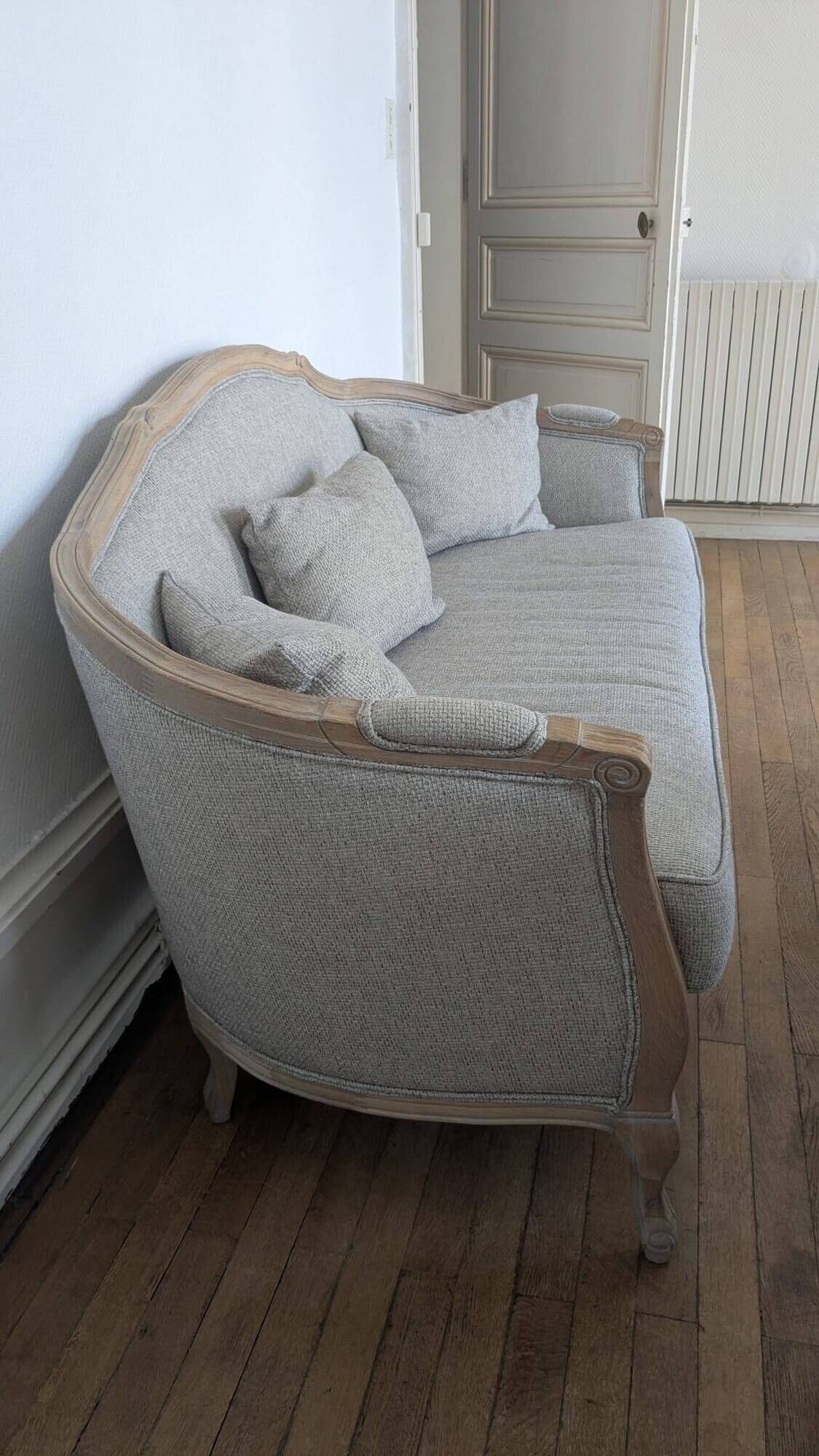 2 high-end Louis XV benches with poufs