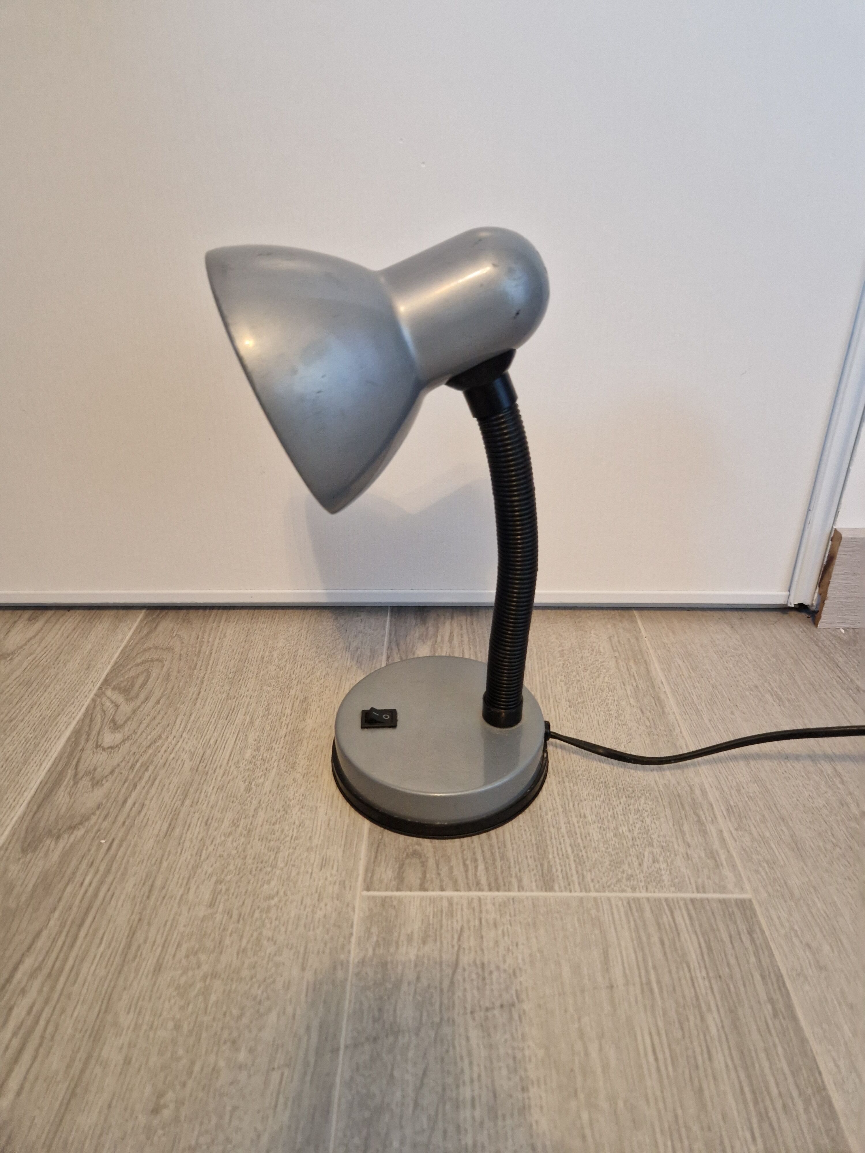 Lampe de bureau vintage grise par Seylumière