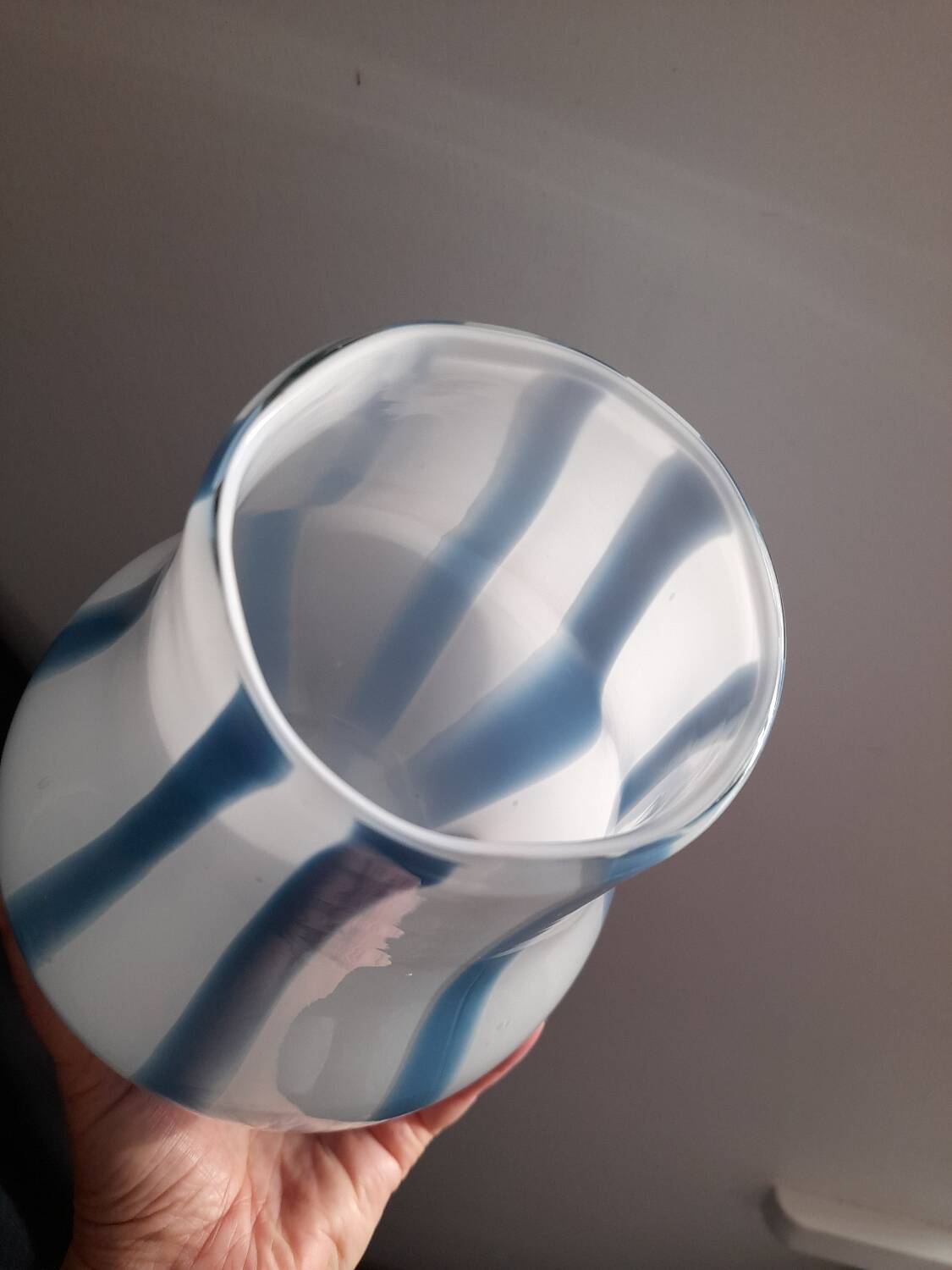Beau vase en verre blanc ligné bleu 80s