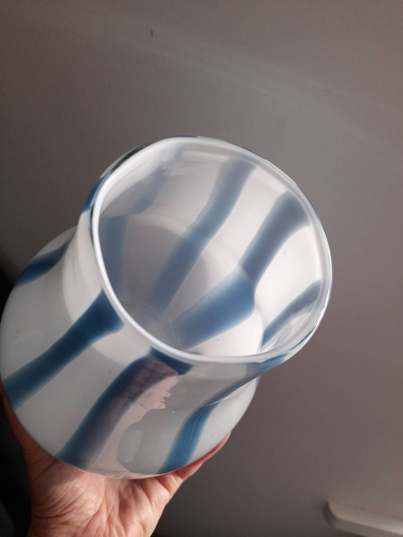 Beau vase en verre blanc ligné bleu 80s