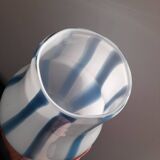 Beau vase en verre blanc ligné bleu 80s