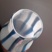 Beau vase en verre blanc ligné bleu 80s