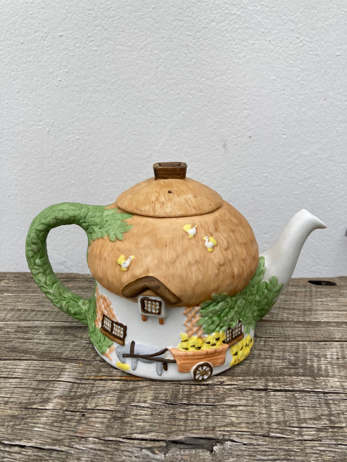 Homemade English teapot in glazed porcelain and Staffordshire biscuit - Christopher Wren cottages slip