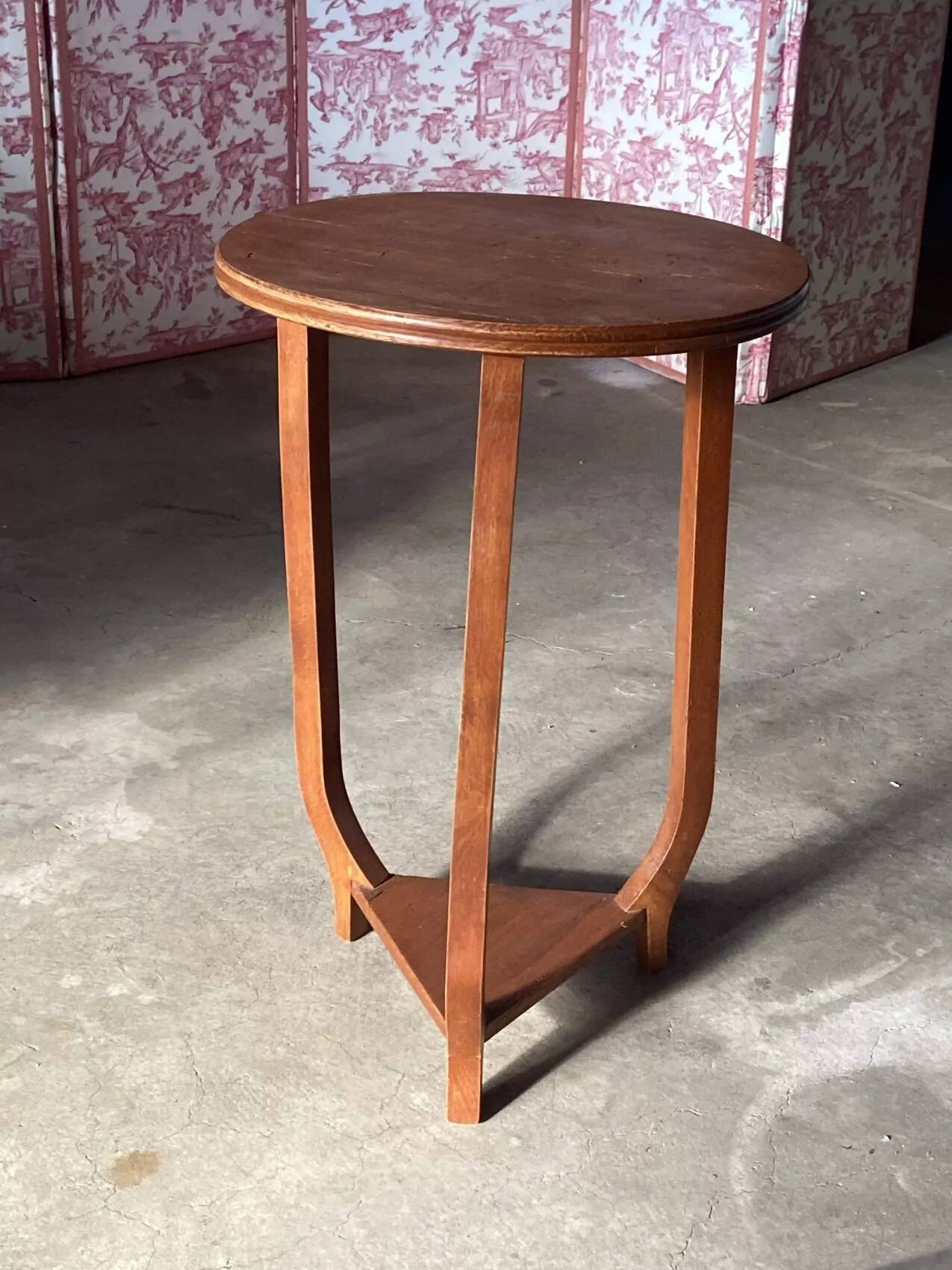 Art Deco side table – clean and timeless lines