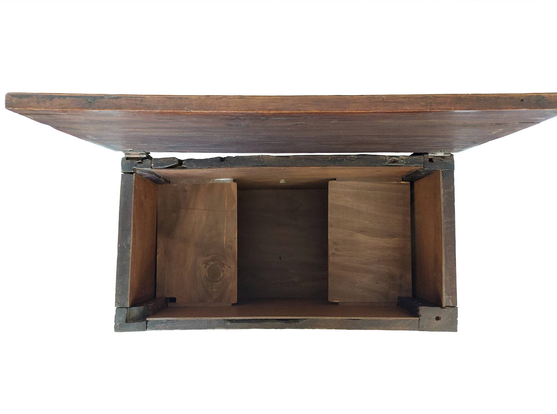 Solid oak chest from the early 17th century