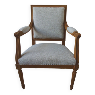 Fauteuil style Louis XVI en hêtre cirée chêne moyen, le tissu bouclette blanc cassé.