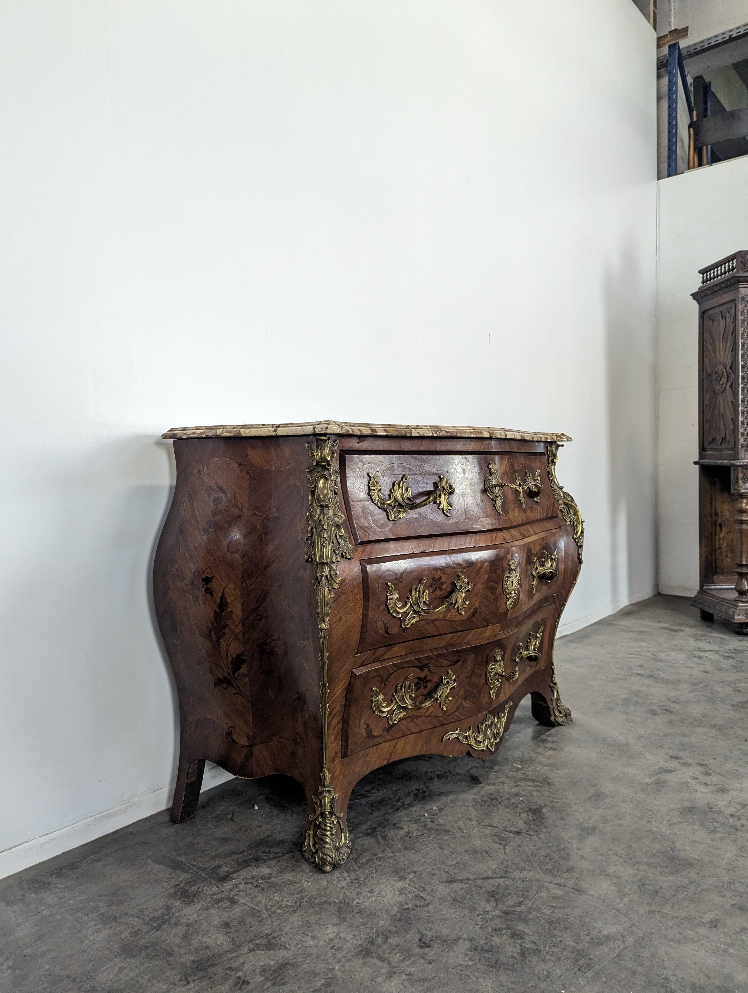Commode tombeau de style Régence fin XIXème