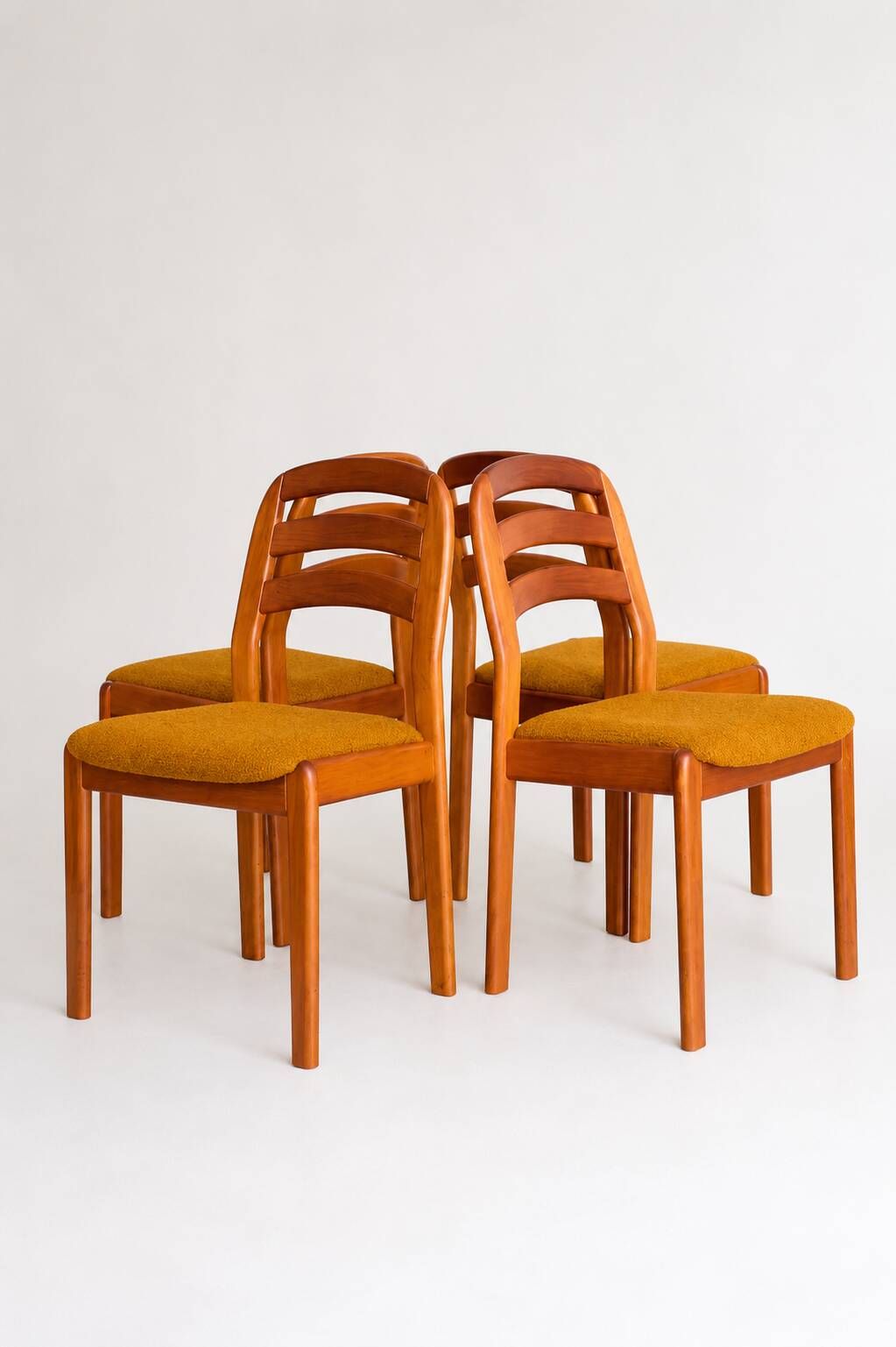 Dyrlund dining chair teakwood