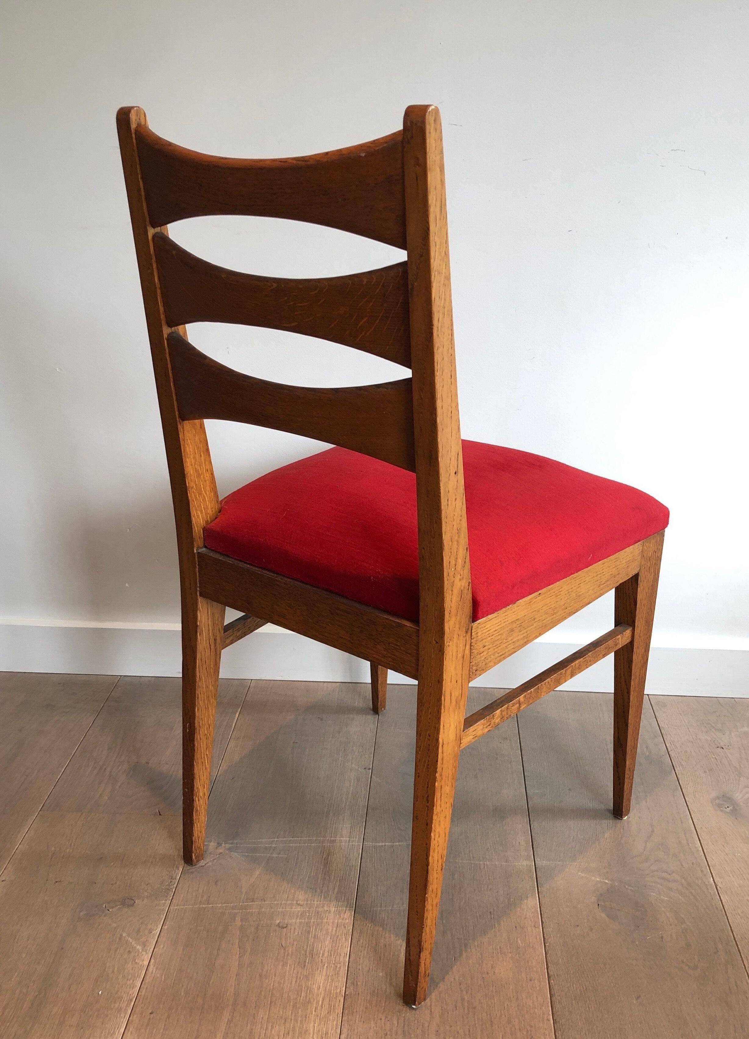Suite de 6 chaises en chêne et assises de velours rouge