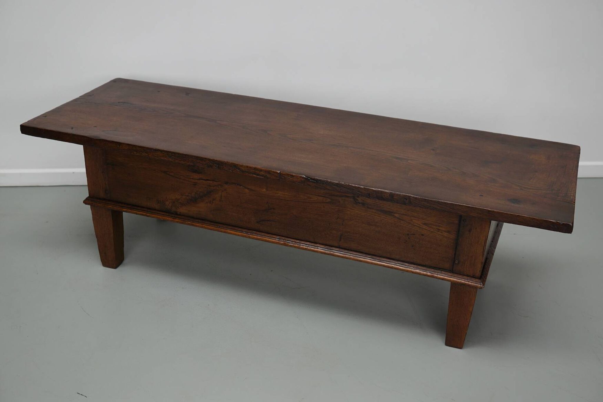 Table basse rustique en châtaignier de style campagnard espagnol du XIXe siècle