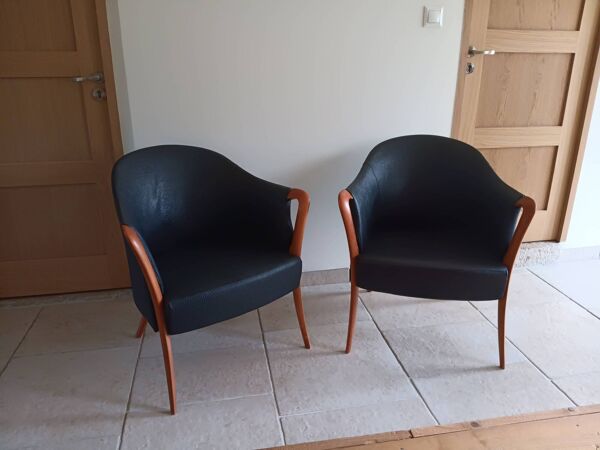 Paire de fauteuil cuir et bois style Umberto Asnago.