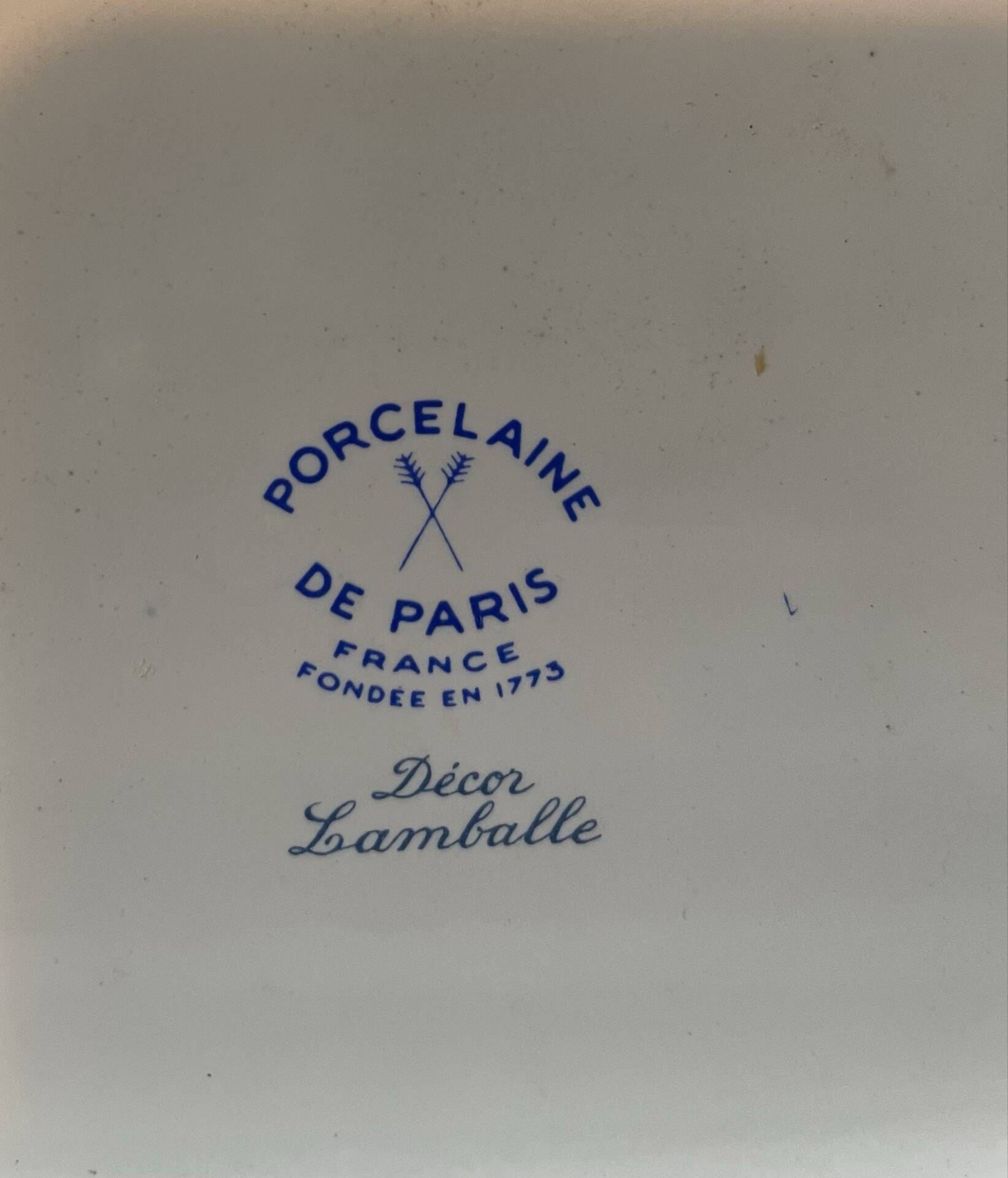 ensemble de salle de bain  signé Porcelaine de Paris