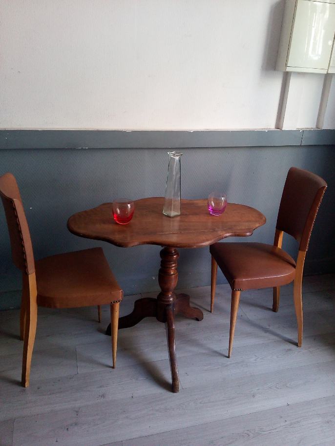 Folding violin table