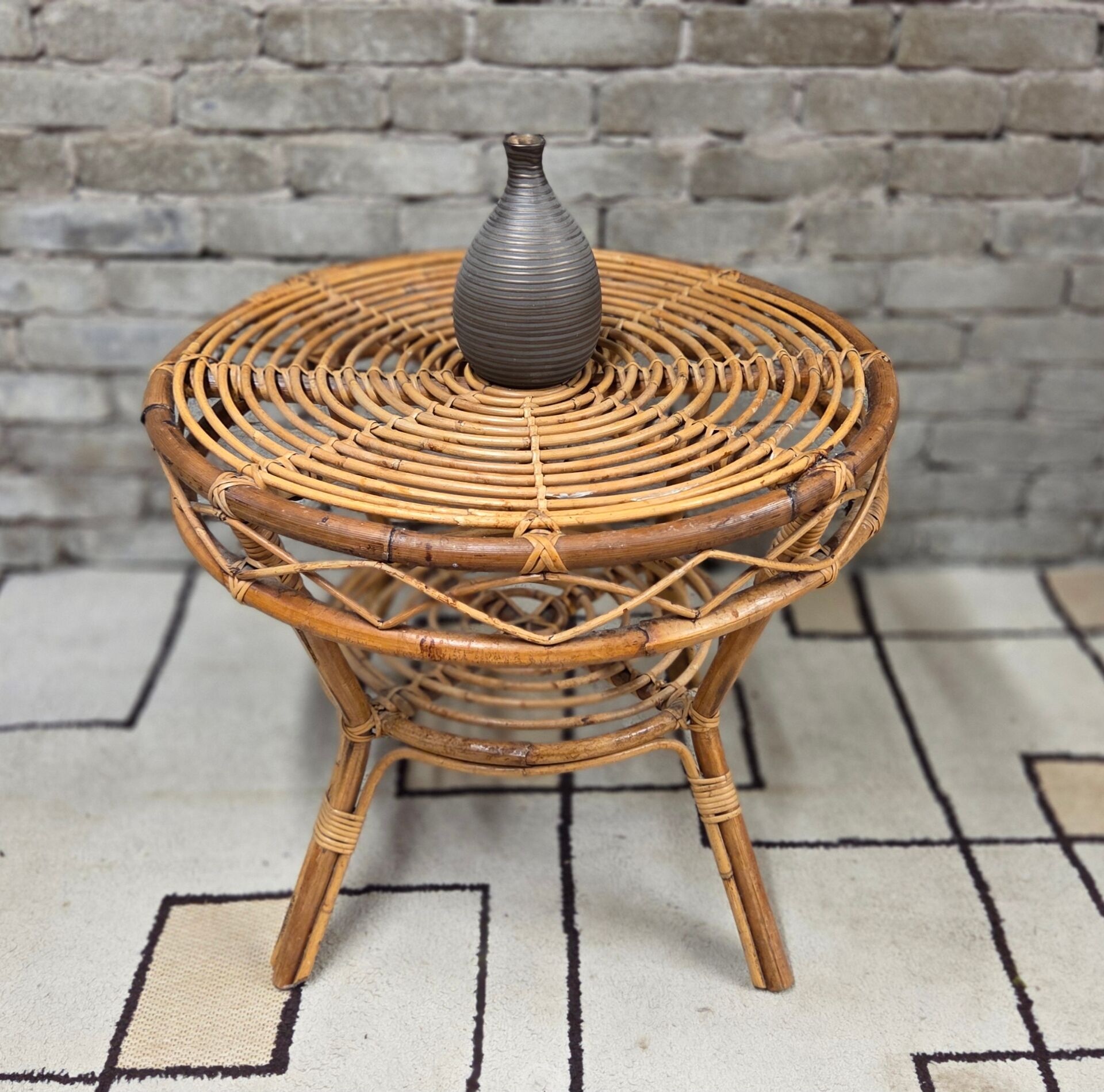 Vintage round side table in rattan – 1960s/70s