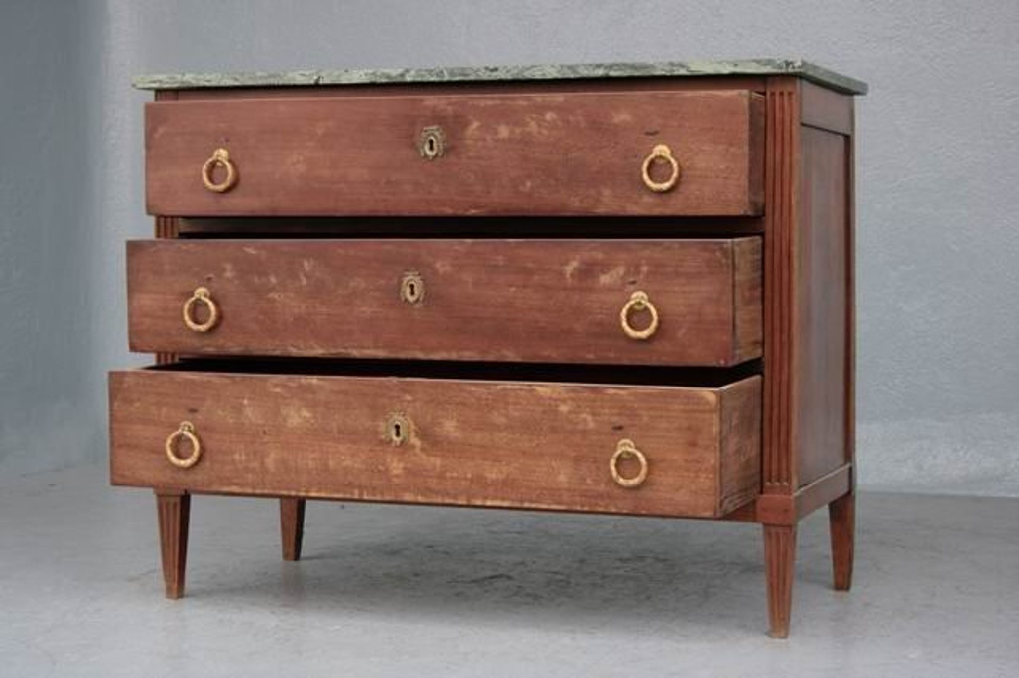 Commode de style Louis XVI en acajou