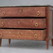 Commode de style Louis XVI en acajou