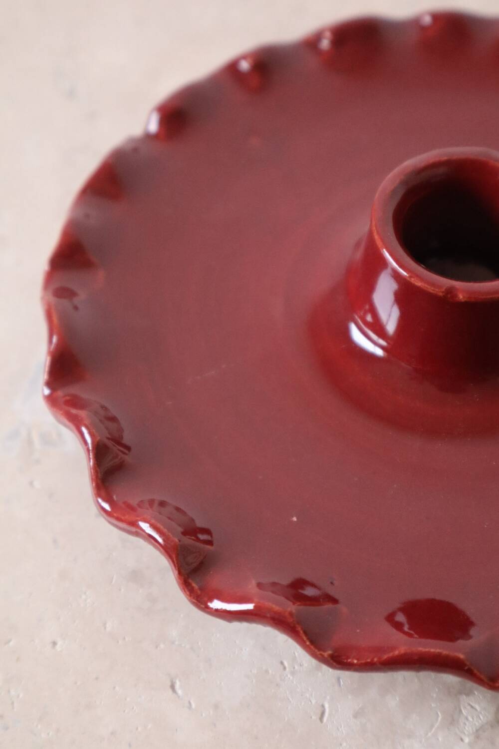 Burgundy ceramic candle holder with serrated plate