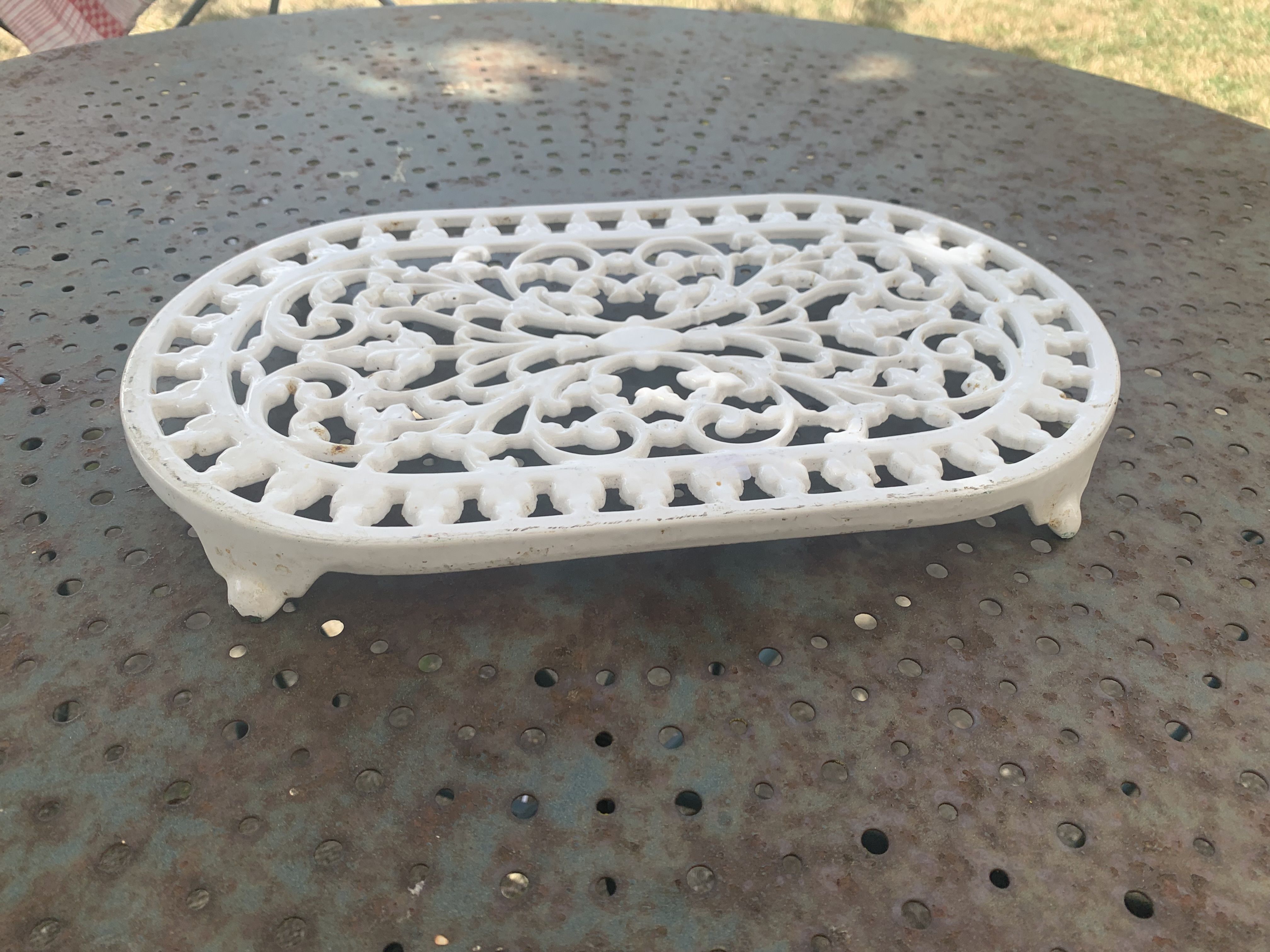 Trivety in cast iron