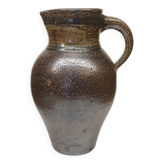 Grand vase pichet en grès brun avec anse