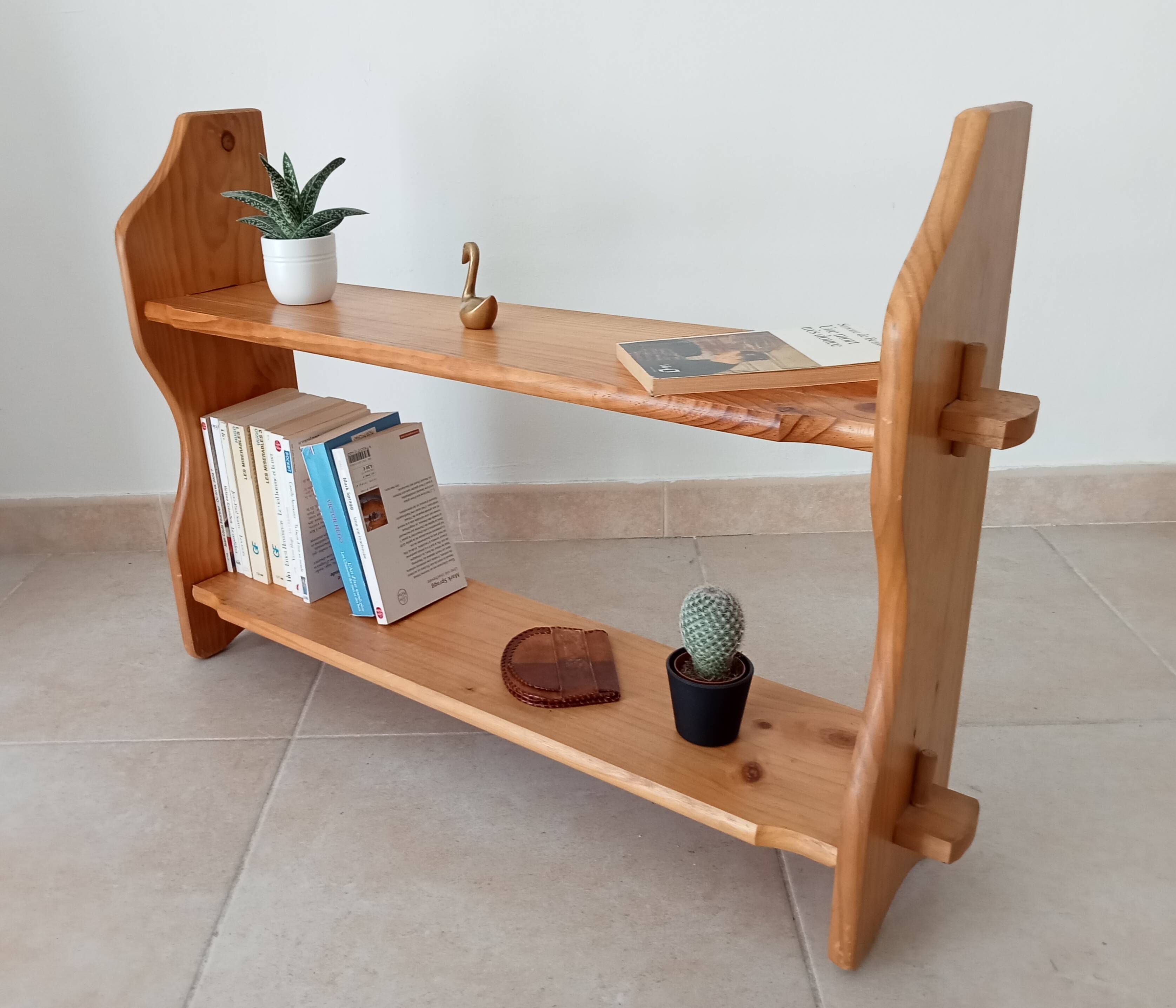 Vintage wall shelf in pine from the 70s/80s.