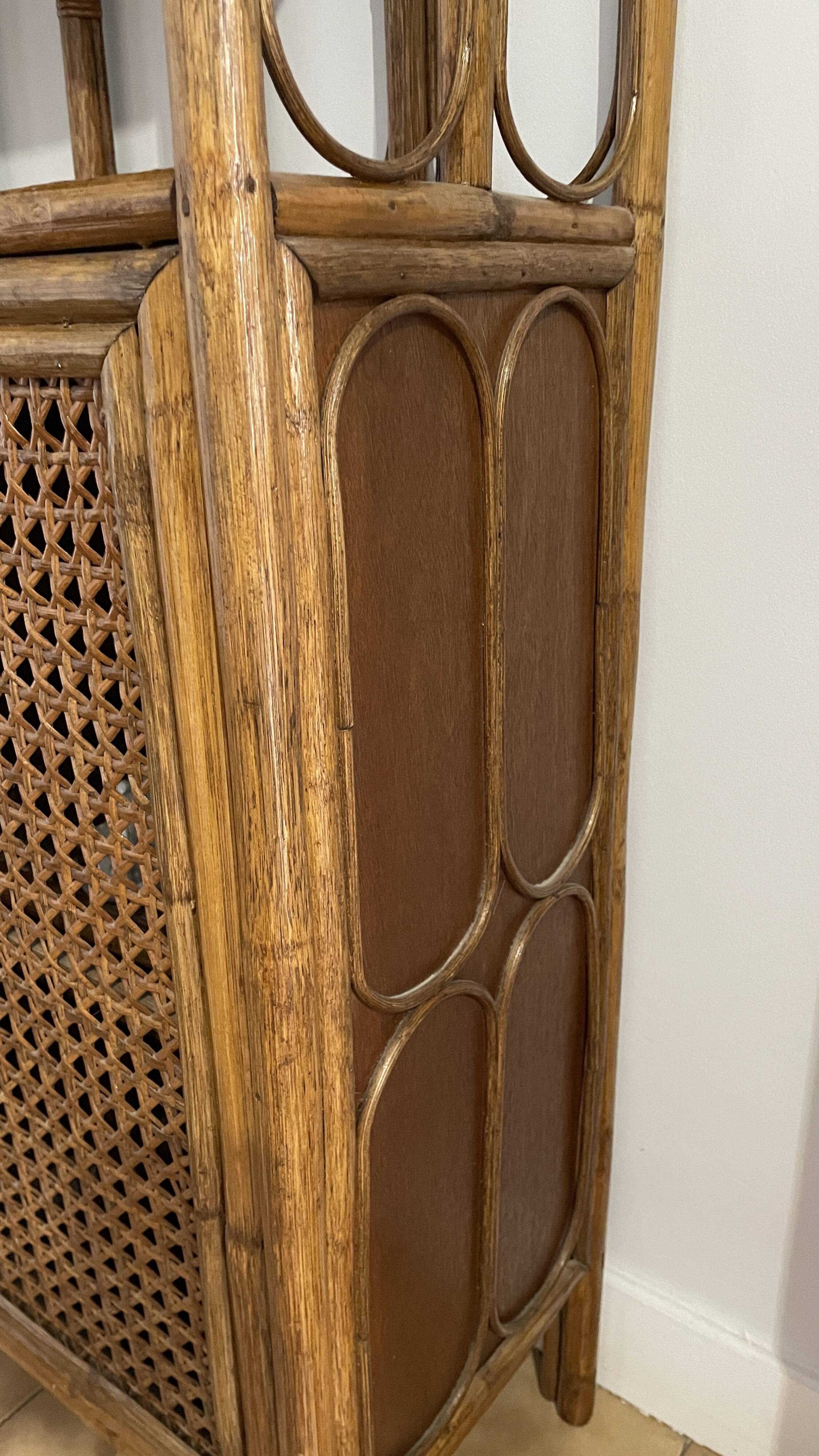 Shelf on wicker legs