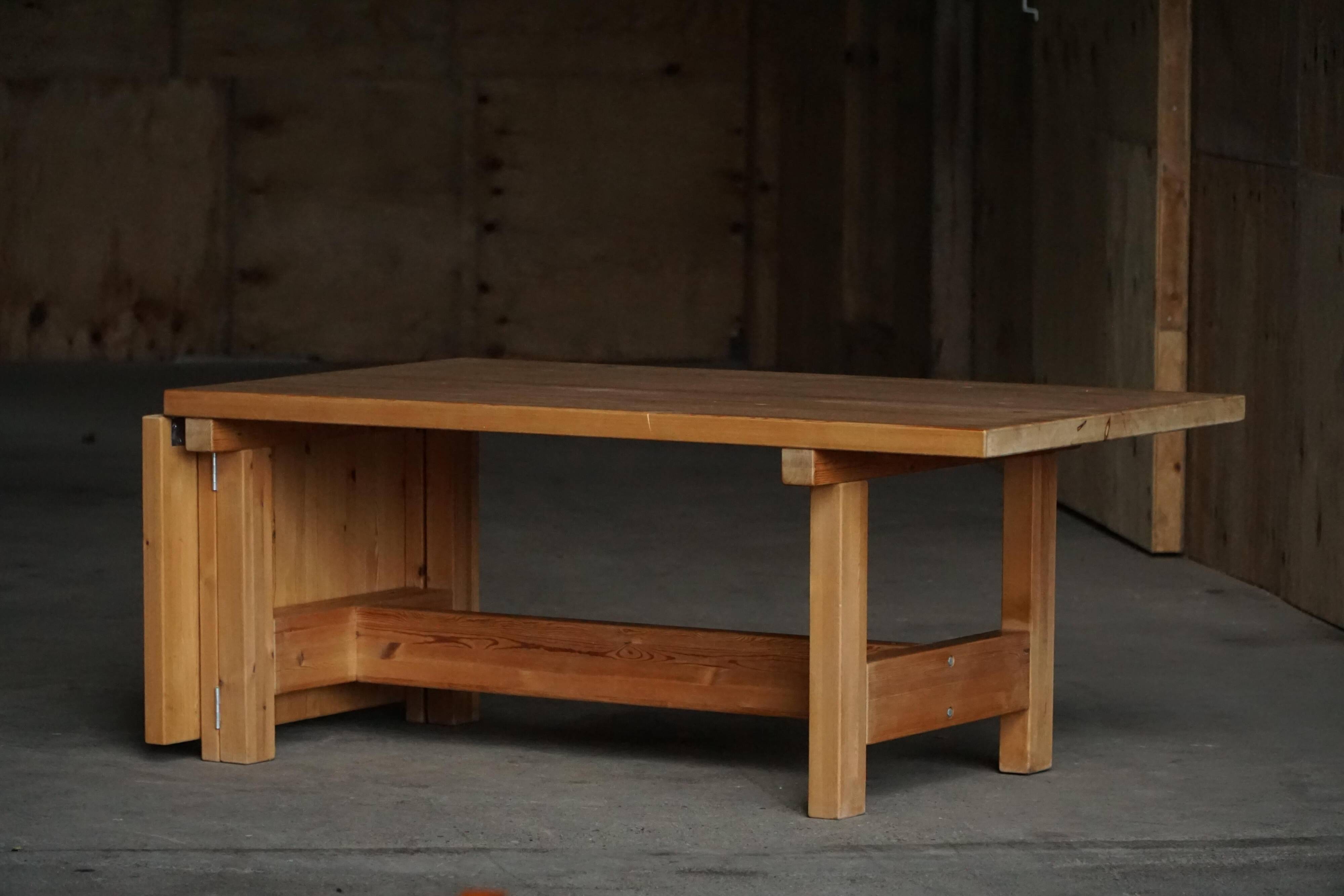 Modern Danish brutalist extendable dining table in pine, Tage Poulsen, 1970s.