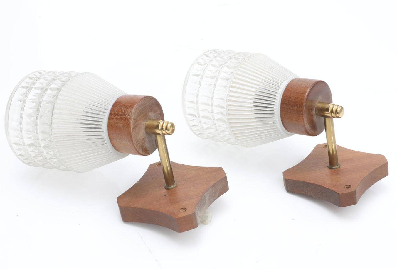 Paire d'appliques murales en bois et verre