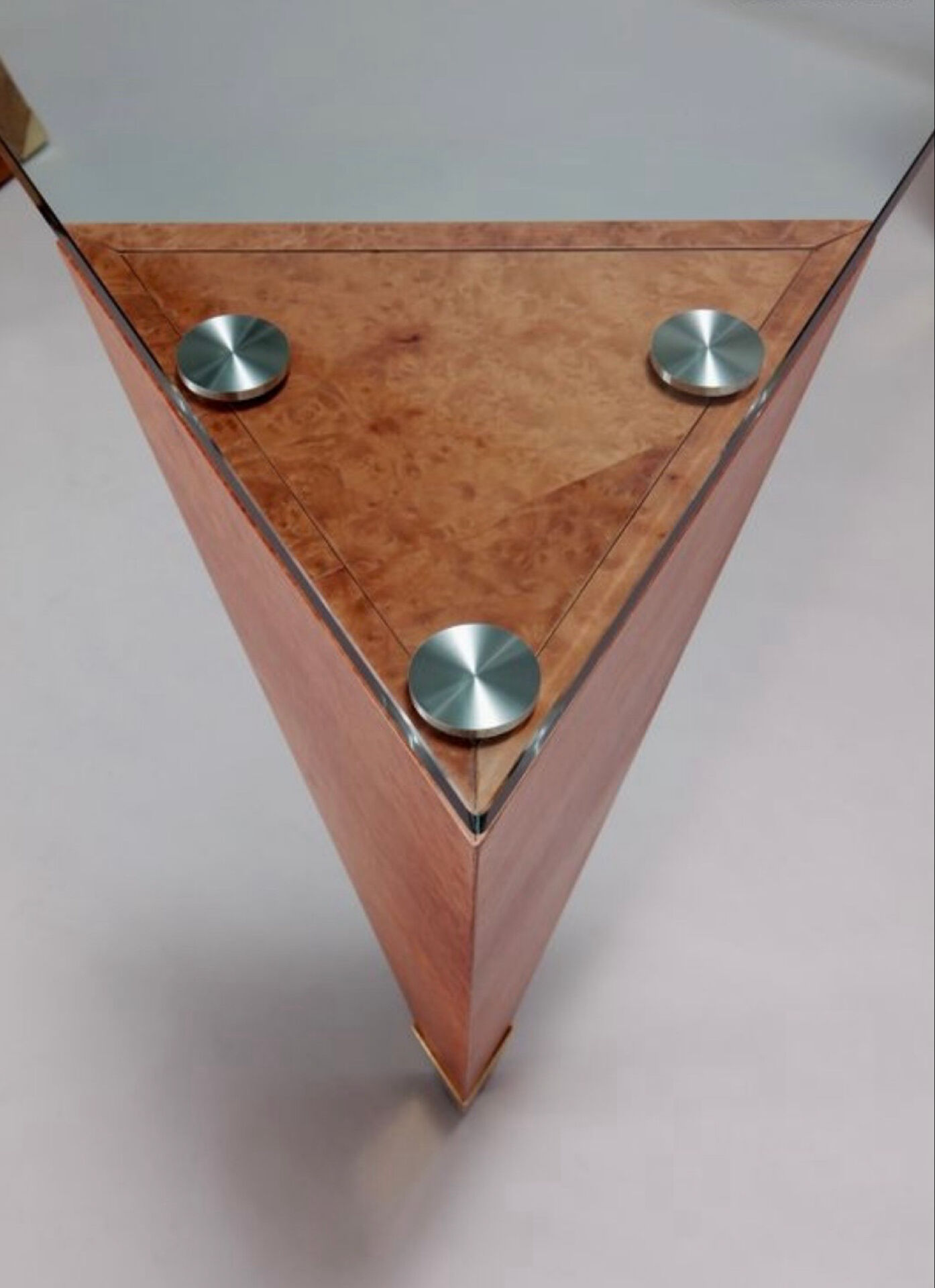 Bureau triangulaire sculptural – Pièce unique en loupes précieuses