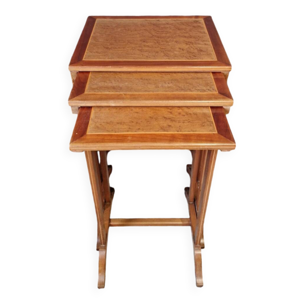 Trois tables gigognes