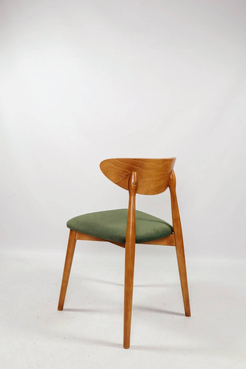 Scandinavian design dining room chairs in green velvet, set of 4