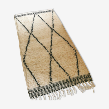 Berber carpet béni ouarain black and white with diamonds and braided border