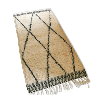 Berber carpet béni ouarain black and white with diamonds and braided border