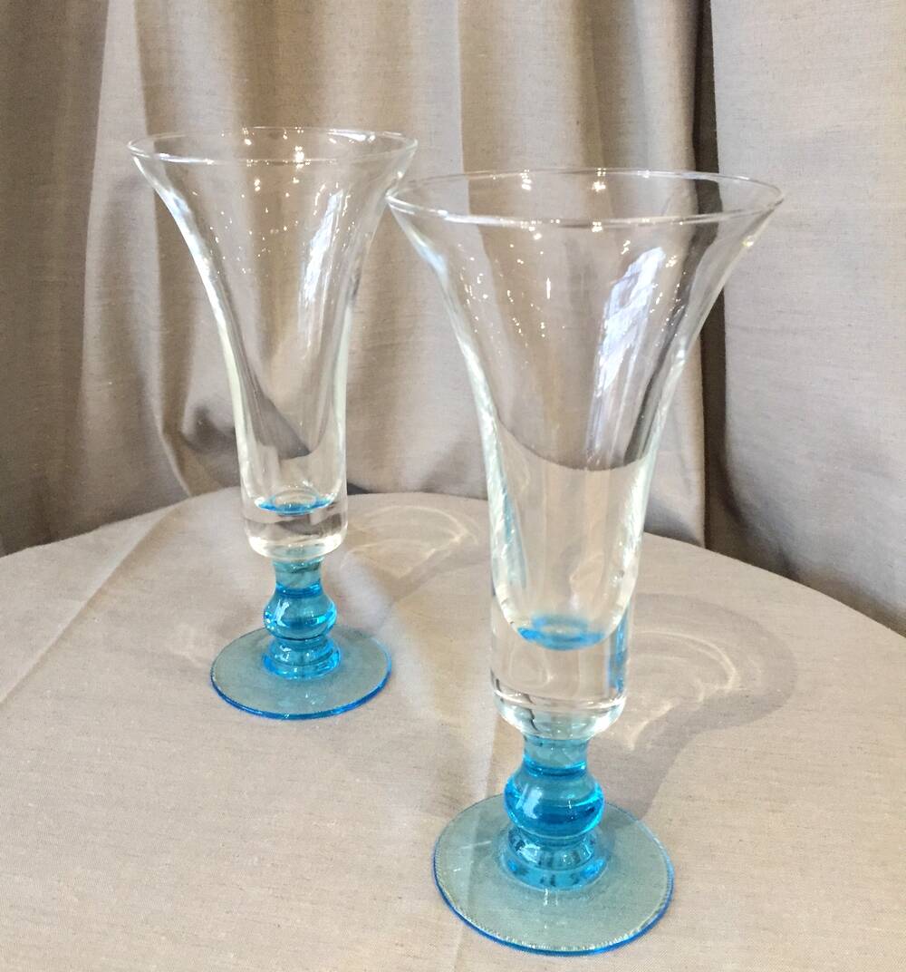 Pairs of transparent soliflores vases with blue legs
