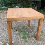 Table minimaliste carrée