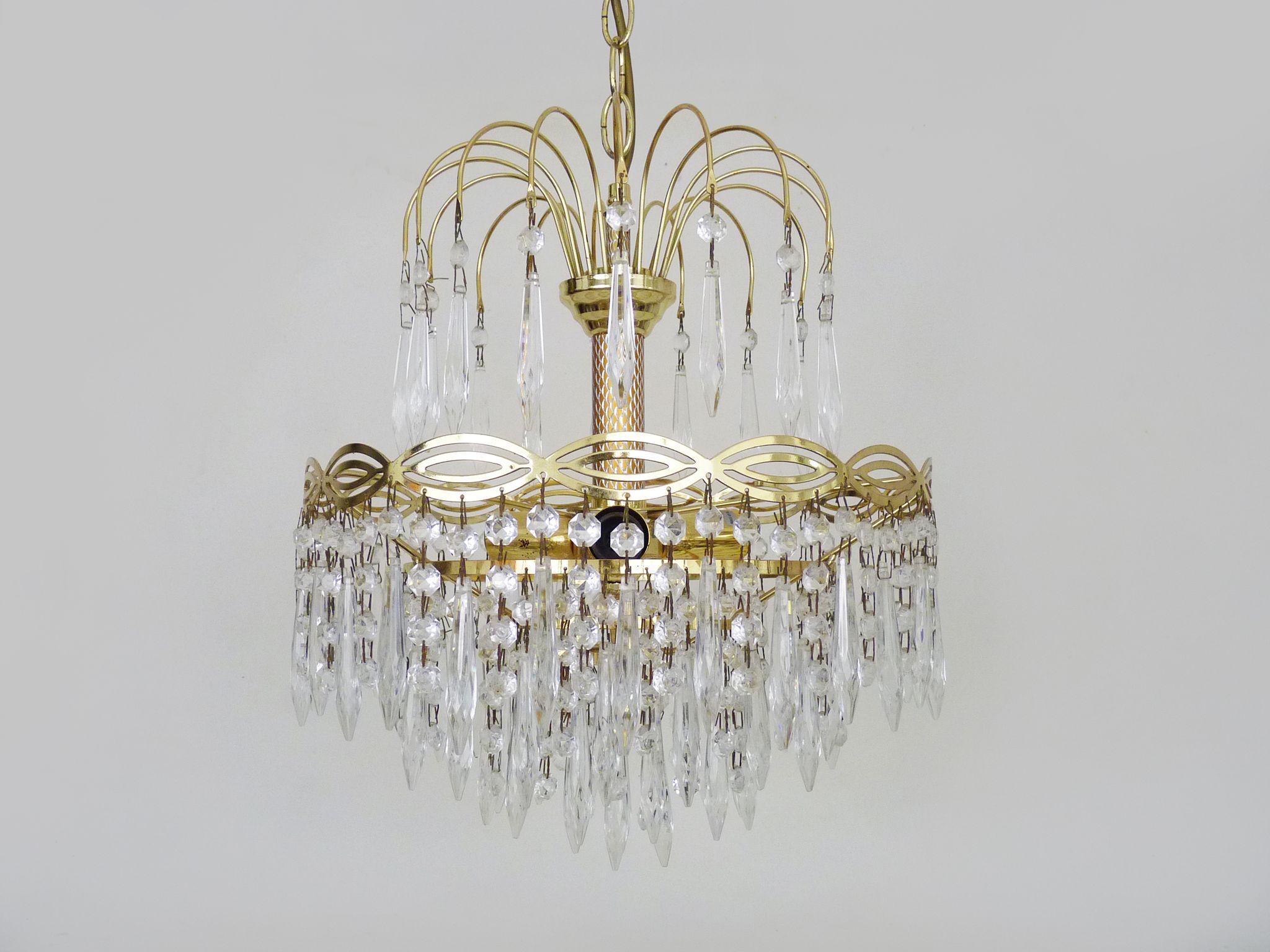 Chandelier, ceiling lamp crown in bronze or brass, 3 floors, 3 lights, glass grapevines. Year 90