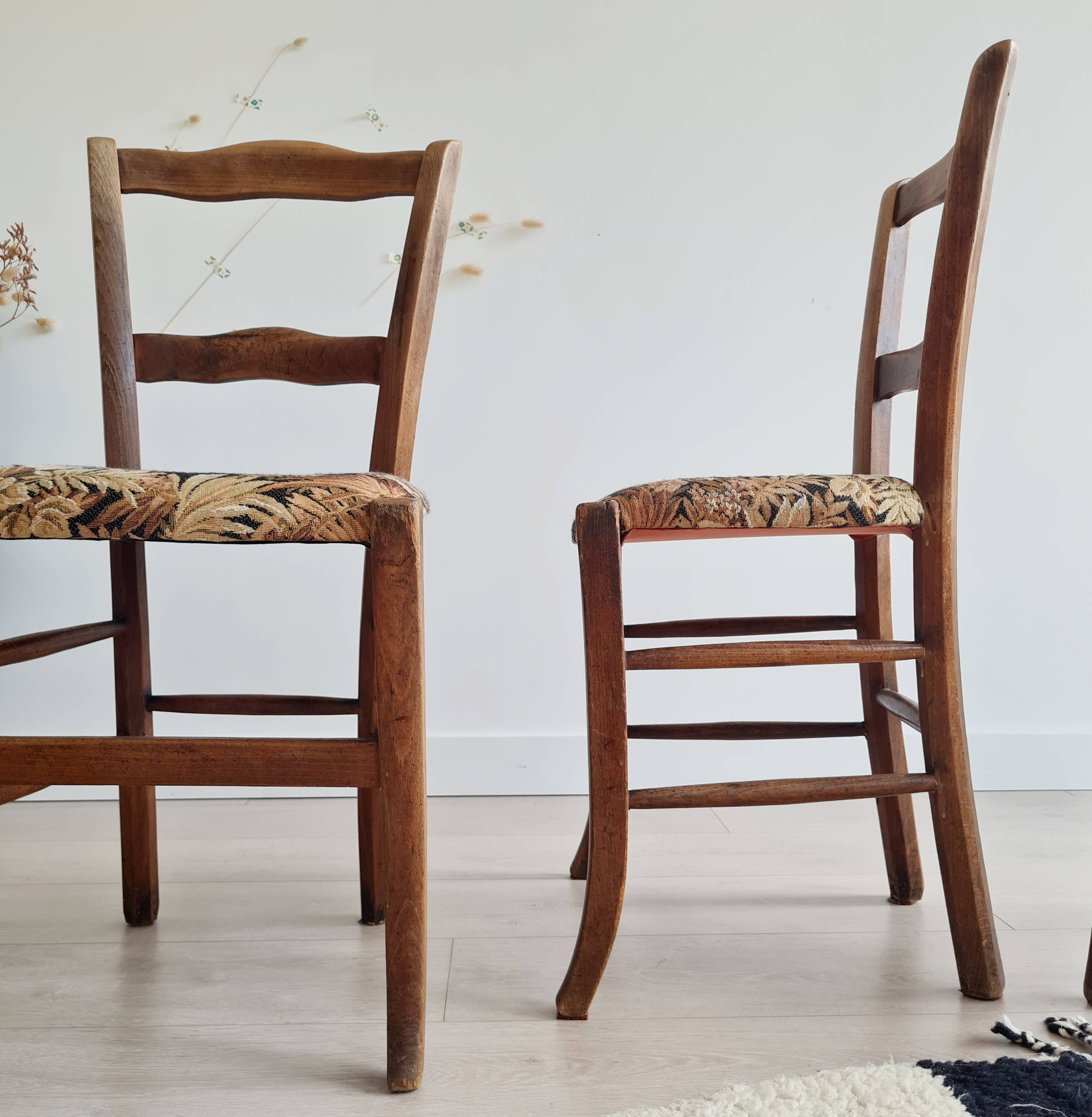 Chaises bistrot anciennes en bois - assise fleurie