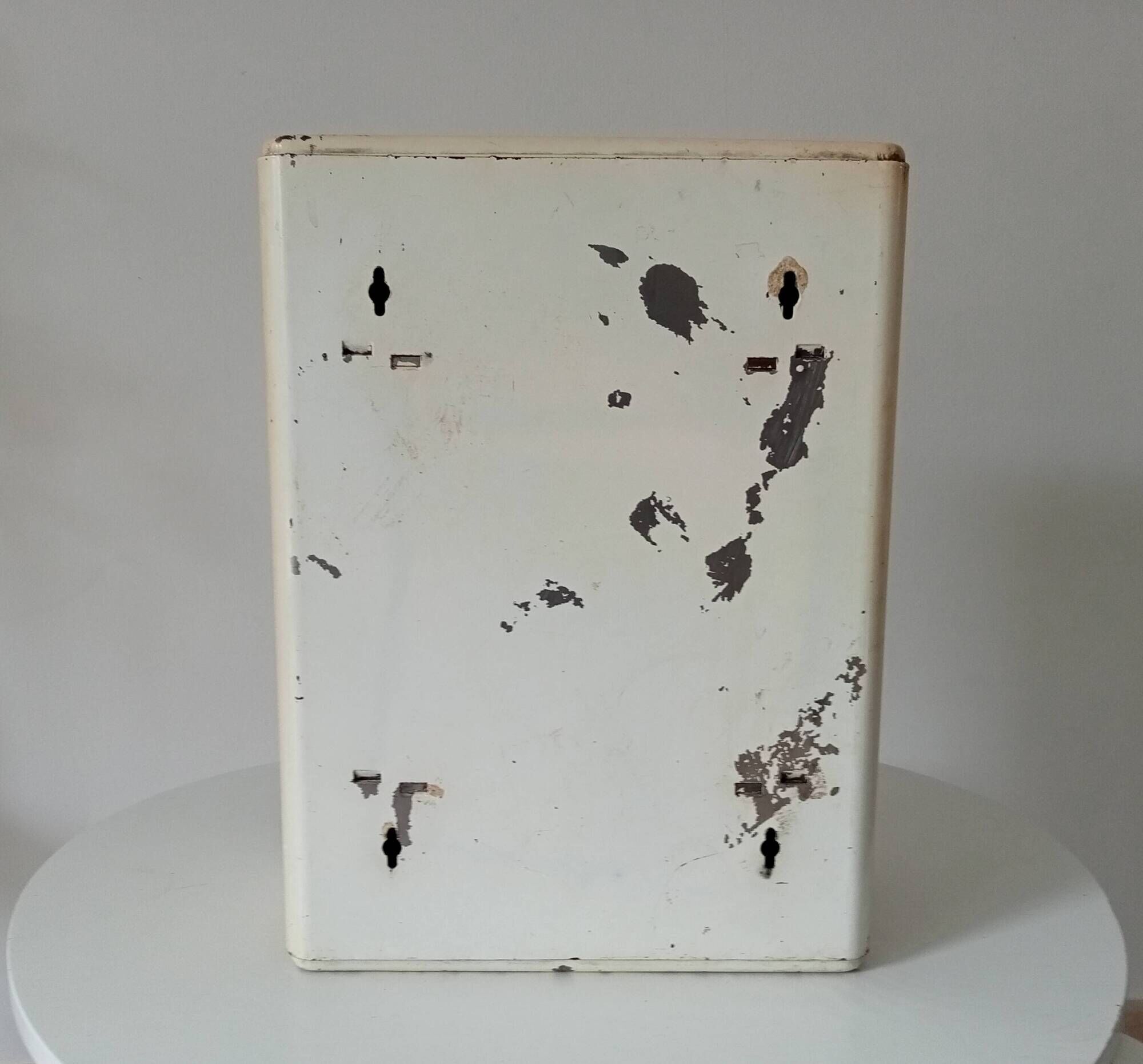 Vintage metal medicine cabinet from the 50s/60s