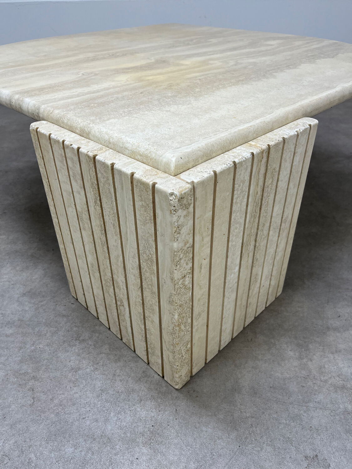 Table basse travertin forme œil par Roche Bobois