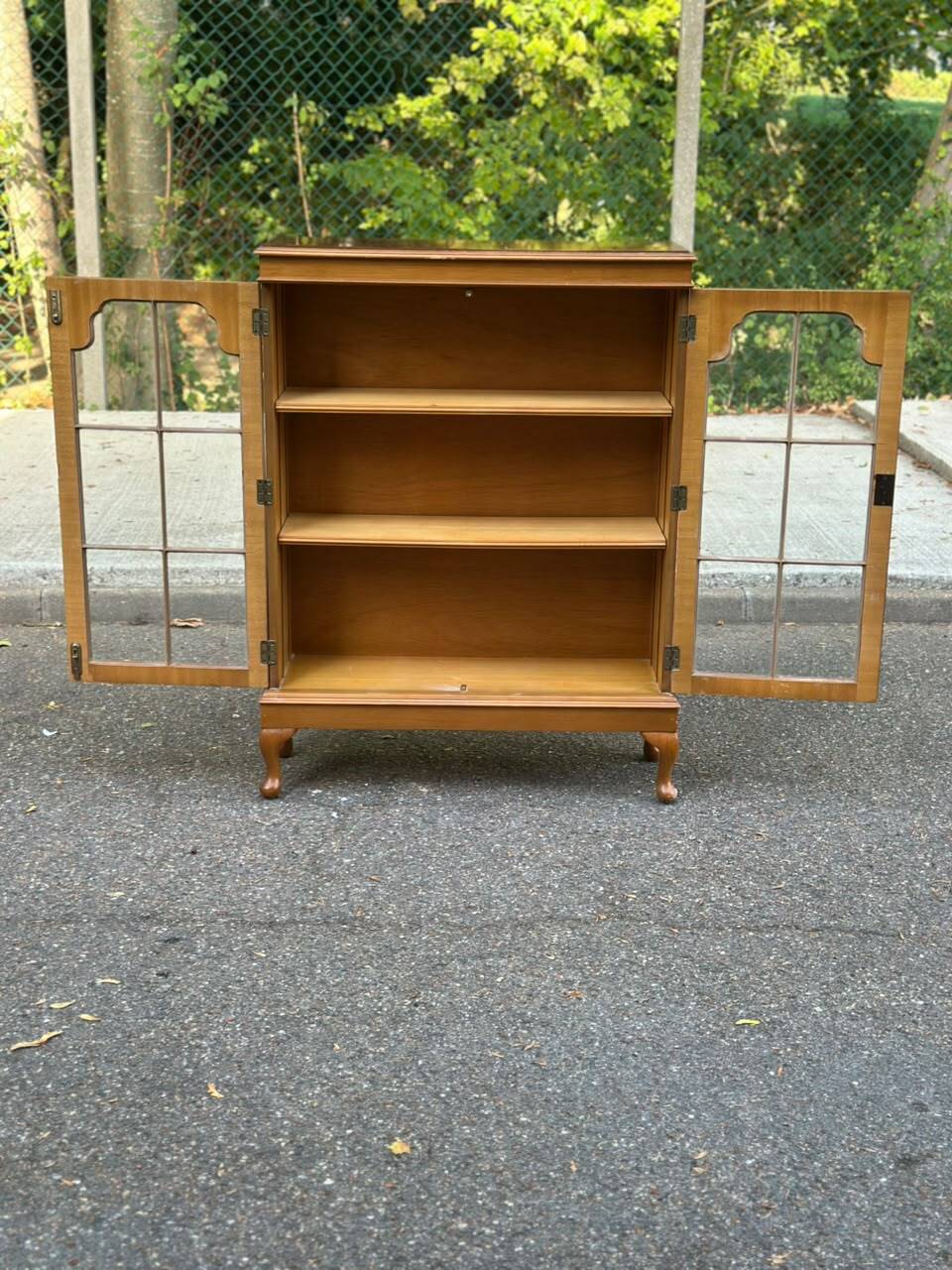 Chippendale display cabinet in wood, English Queen Anne dresser bookcase from 1960.