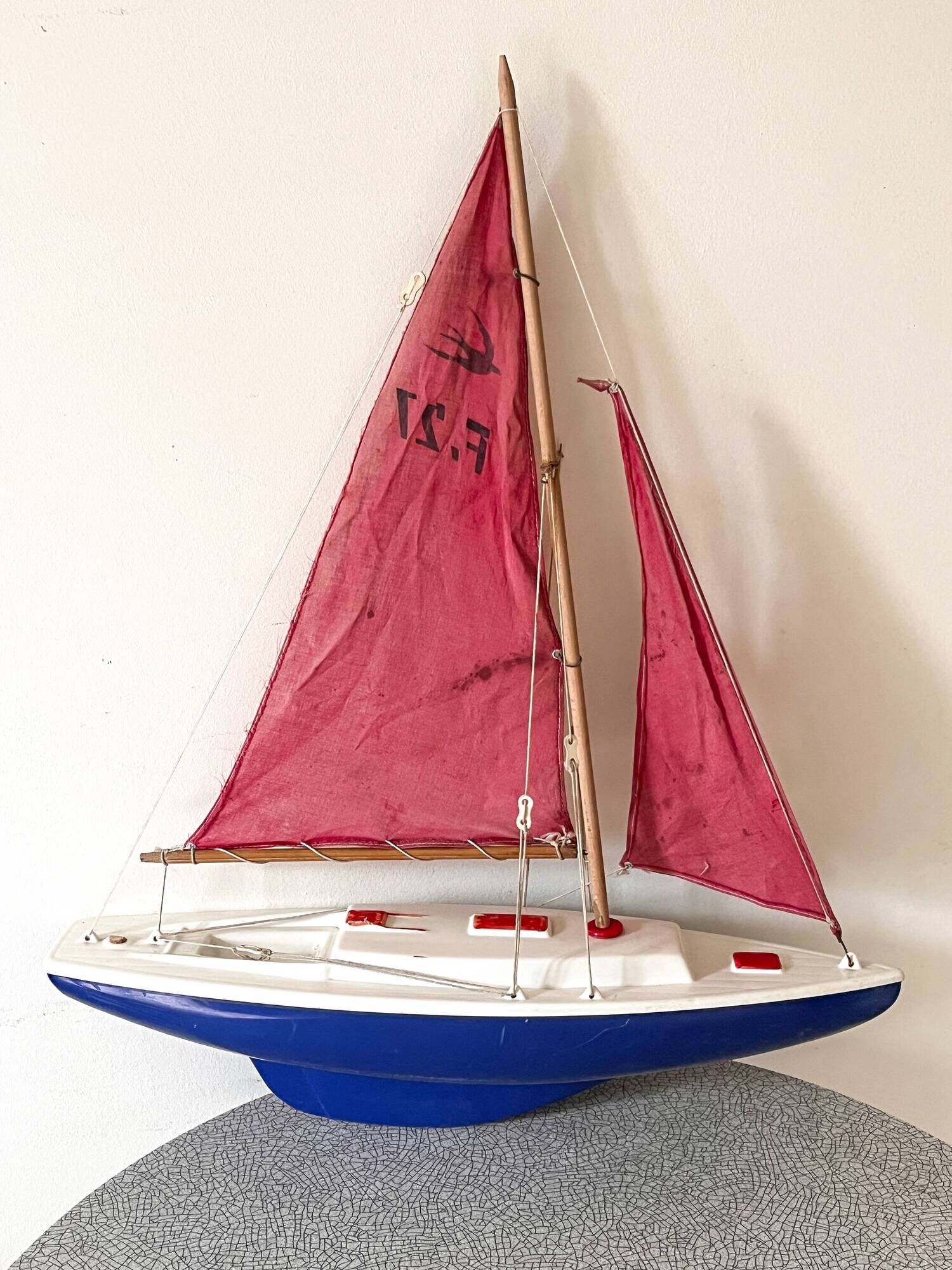 F27 VP50 basin sailboat from the French brand Giraud Sauveur.