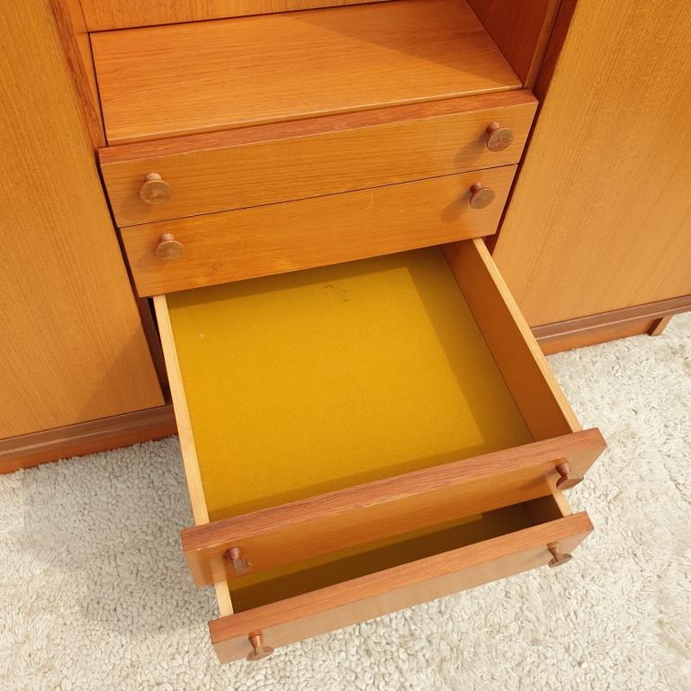 Scandinavian dressing cabinet with round mirror