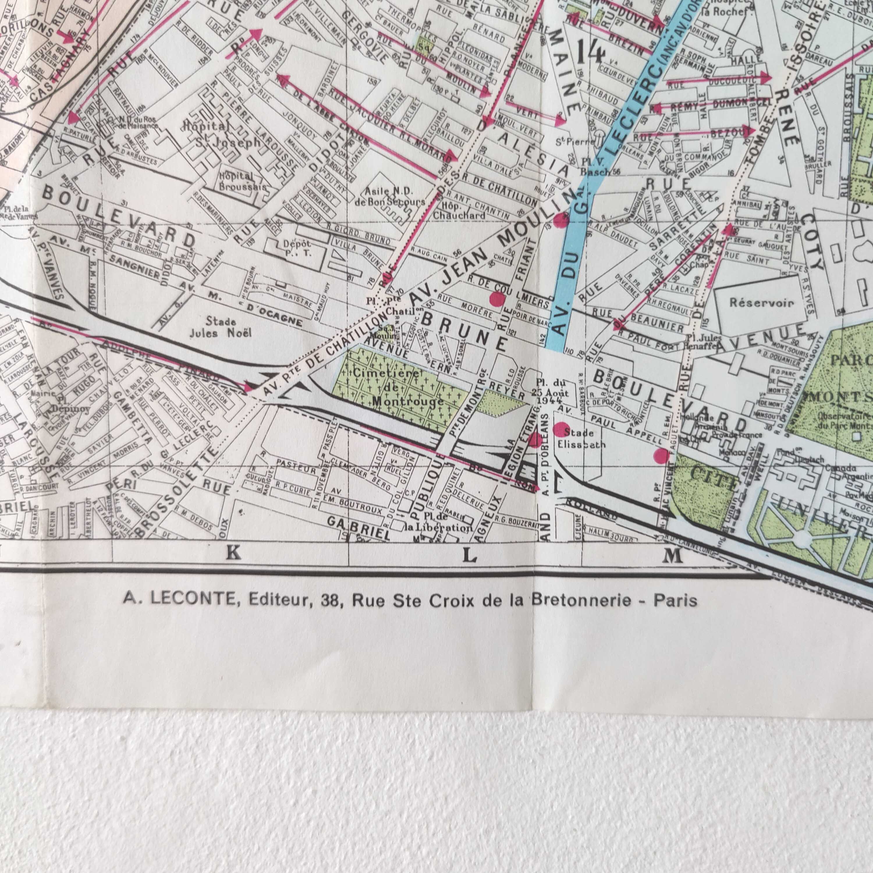 Vintage map 1970 Paris and its quarters 74x55cm